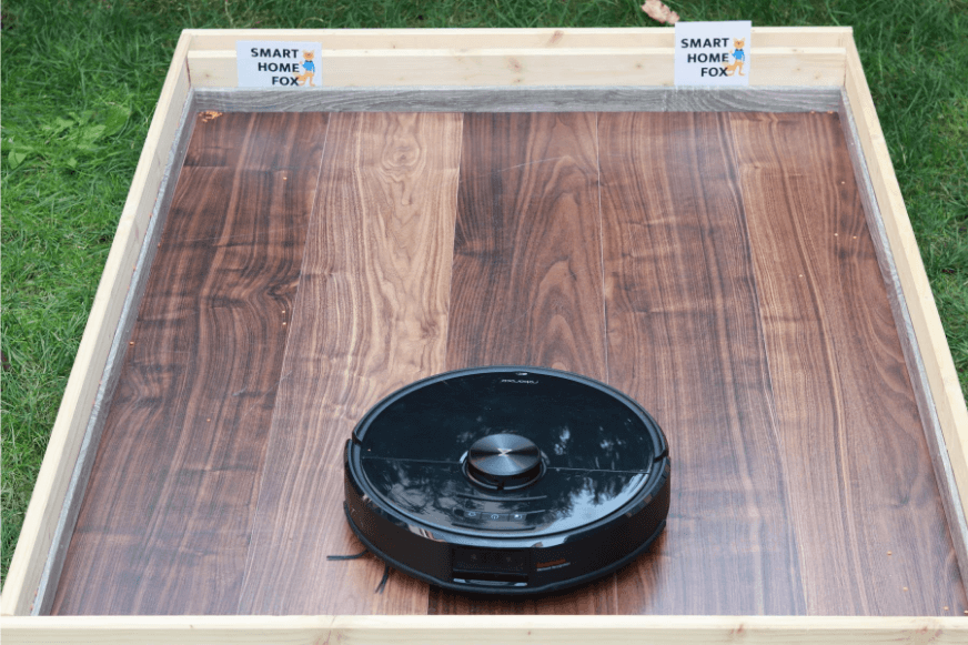 Ein paar Linsen bleiben beim Saugtest des Roborock S6 MaxV in der Ecke liegen.